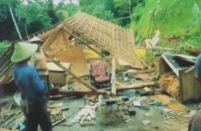 Diterjang Longsor, Satu Rumah di Nawangan Pacitan Rata dengan Tanah