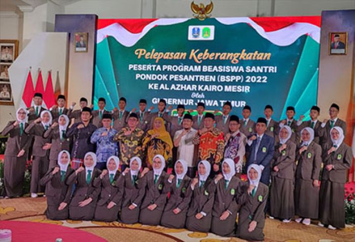 Lepas 30 Santri Penerima Beasiswa Al Azhar Kairo, Gubernur Khofifah Berpesan Jaga Nama Baik Jatim Lepas 30 Santri Penerima Beasiswa Al Azhar Kairo, Gubernur Khofifah Berpesan Jaga Nama Baik Jatim