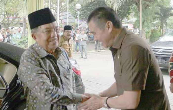Kunjungan ke Jatim, Wapres Jusuf Kalla Sempatkan Jenguk KH. Hasyim Muzadi Kunjungan ke Jatim, Wapres Jusuf Kalla Sempatkan Jenguk KH. Hasyim Muzadi
