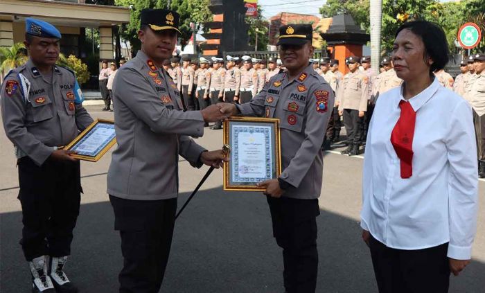 Kapolres Kediri Kota Serahkan Penghargaan untuk Personel Berpretasi Kapolres Kediri Kota Serahkan Penghargaan untuk Personel Berpretasi