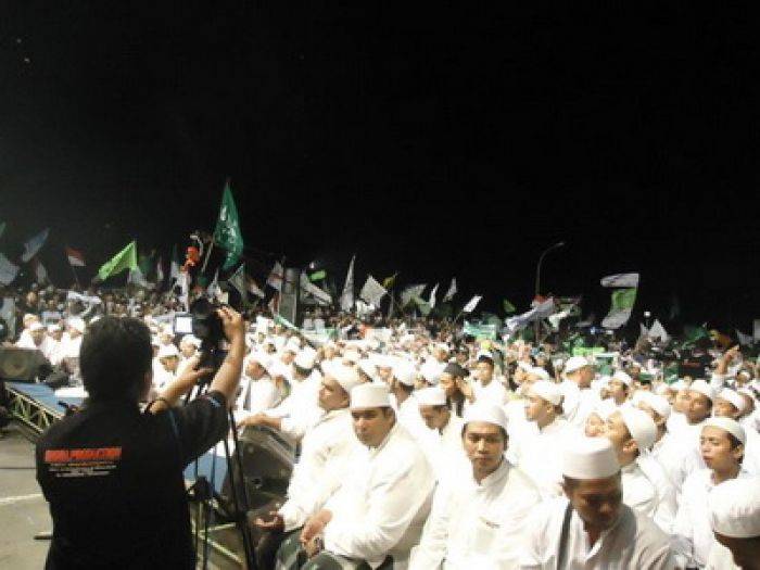 Ribuan Jamaah Habib Syekh Padati Masjid Dander Bojonegoro