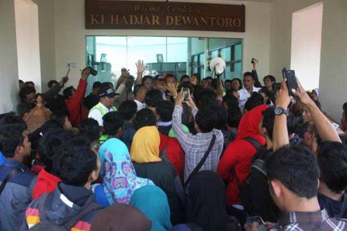 Rektor Unirow Tuban Akhirnya Diberhentikan, Mahasiswa Kuasai Kantor Yayasan Rektor Unirow Tuban Akhirnya Diberhentikan, Mahasiswa Kuasai Kantor Yayasan