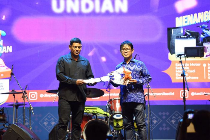 Wali Kota Abdullah Abu Bakar Undi Gebyar Hadiah Kediri Great Sale 2023 Wali Kota Abdullah Abu Bakar Undi Gebyar Hadiah Kediri Great Sale 2023