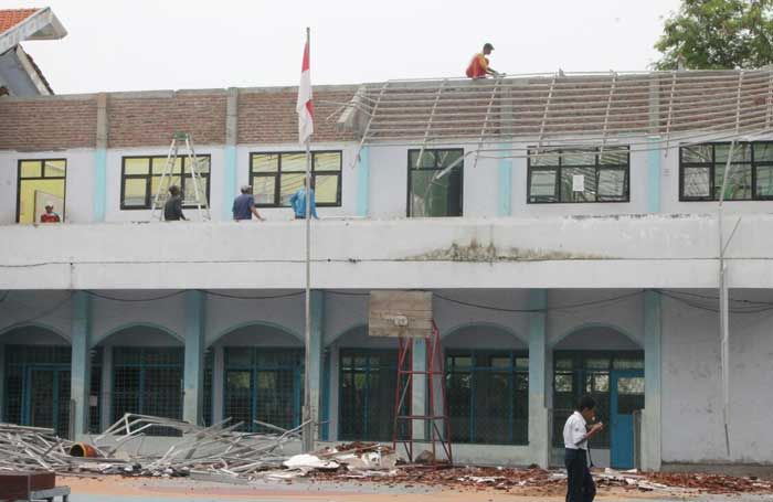 Atap SMPN 2 Kebomas Ambruk Menimpa Dua Siswi Atap SMPN 2 Kebomas Ambruk Menimpa Dua Siswi