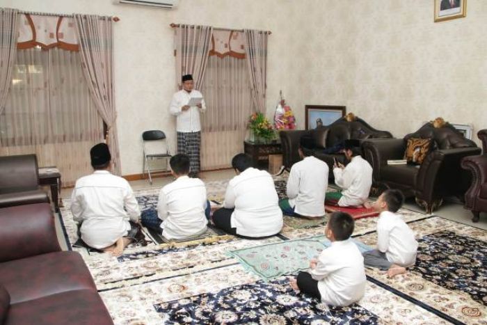 Bupati Lamongan Salat Id di Rumah Dinas, Menantu Jadi Khatib Bupati Lamongan Salat Id di Rumah Dinas, Menantu Jadi Khatib