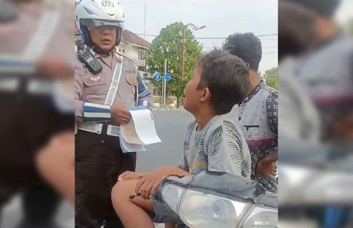 Viral Ada Anak Nangis saat Ditilang, Polisi Panggil Orang Tuanya Viral Ada Anak Nangis saat Ditilang, Polisi Panggil Orang Tuanya
