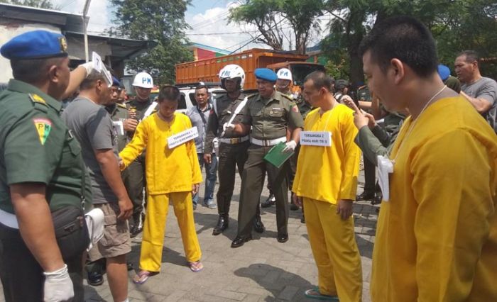 Rekontruksi Penusukan di Depan Minimarket Wonoayu Digelar, 3 Tersangka Peragakan 15 Adegan Rekontruksi Penusukan di Depan Minimarket Wonoayu Digelar, 3 Tersangka Peragakan 15 Adegan