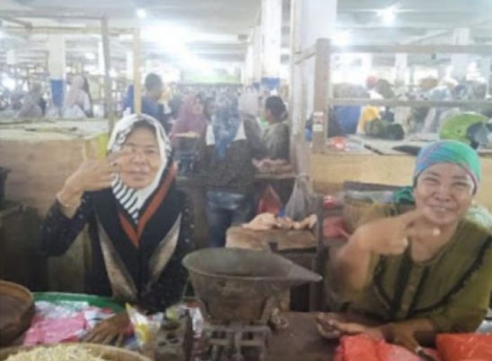 Viral! Pedagang Pasar Srimangunan Ngaku Dipaksa Pose Dua Jari agar Dukung Petahana di Pilbup Sampang