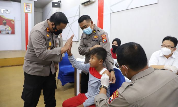 Kapolres Mojokerto Beri Edukasi saat Tinjau Vaksinasi Covid-19 untuk Anak Usia 6-11 Tahun Kapolres Mojokerto Beri Edukasi saat Tinjau Vaksinasi Covid-19 untuk Anak Usia 6-11 Tahun