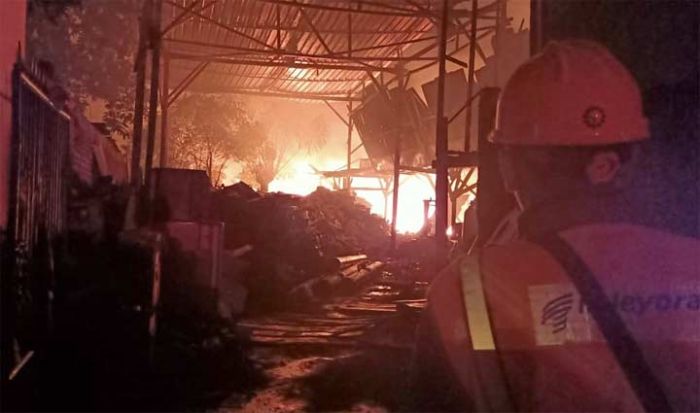 Diduga Korsleting Listrik, Gudang Rongsokan di Tanggulangin Terbakar