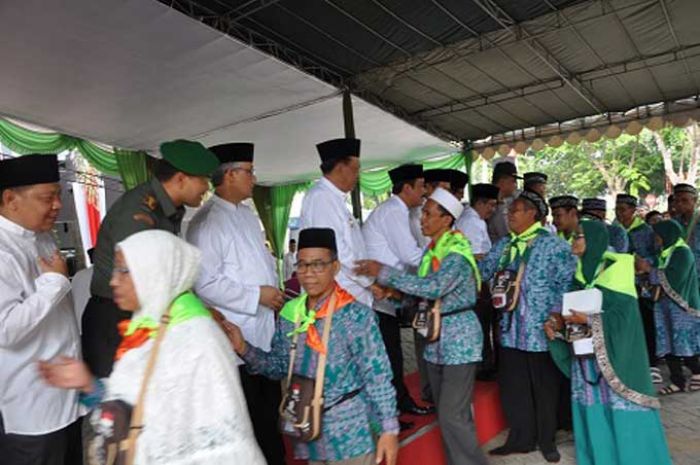 Bupati Sambari Berangkatkan 1.588 Calhaj Bupati Sambari Berangkatkan 1.588 Calhaj