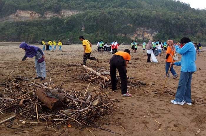 Komunitas Nelayan Pacitan Keluhkan Aksi Buang Sampah Sembarangan di Hulu Sungai Komunitas Nelayan Pacitan Keluhkan Aksi Buang Sampah Sembarangan di Hulu Sungai