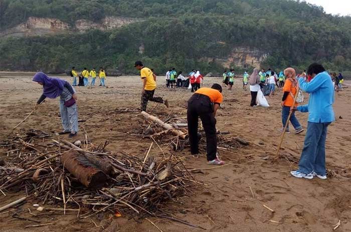 Komunitas Nelayan Pacitan Keluhkan Aksi Buang Sampah Sembarangan di Hulu Sungai