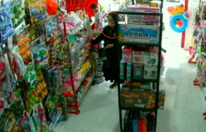 Seorang Ibu Rumah Tangga di Pasuruan Terekam CCTV Ngutil di Toko Mainan Anak-Anak Seorang Ibu Rumah Tangga di Pasuruan Terekam CCTV Ngutil di Toko Mainan Anak-Anak