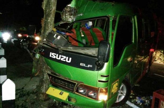 Rombongan Tour Sekolah MAN Islamiah 2 Kadur Pamekasan Kecelakaan Tunggal di Pacet Mojokerto 