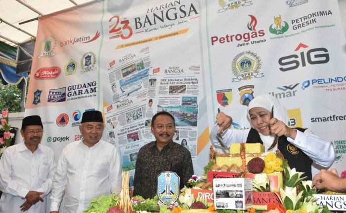 HUT HARIAN BANGSA, Dahlan Datang Pertama, Gubernur Khofifah Potong Tumpeng, Kiai Asep Pimpin Doa