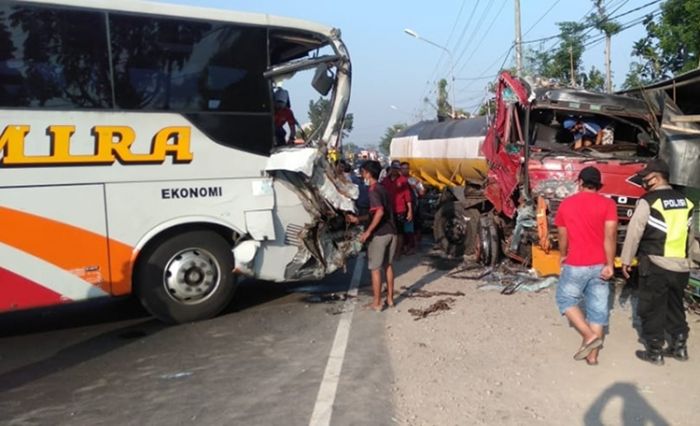 Tabrak Truk Tangki di Jombang, Sopir Bus Terjepit Tabrak Truk Tangki di Jombang, Sopir Bus Terjepit