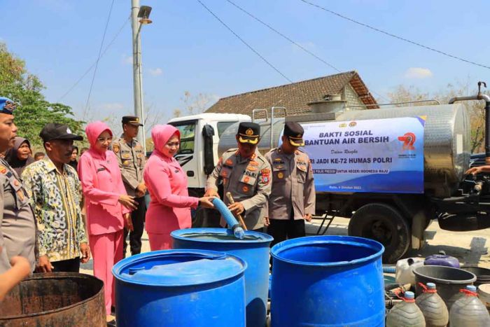 Polres Tuban Bagikan 25 Liter Air Bersih untuk Warga Terdampak Kekeringan Polres Tuban Bagikan 25 Liter Air Bersih untuk Warga Terdampak Kekeringan