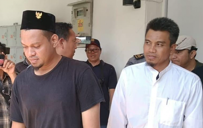 Dua Napi Terorisme di Kediri Sujud Syukur Usai Dinyatakan Bebas Bersyarat Dua Napi Terorisme di Kediri Sujud Syukur Usai Dinyatakan Bebas Bersyarat