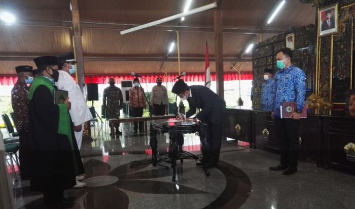 Bupati Bangkalan Lantik Kades PAW Desa Polongan Bupati Bangkalan Lantik Kades PAW Desa Polongan