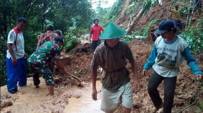 Jalur Alternatif Lorok-Ponorogo via Wonokerto Tertutup Longsor Jalur Alternatif Lorok-Ponorogo via Wonokerto Tertutup Longsor