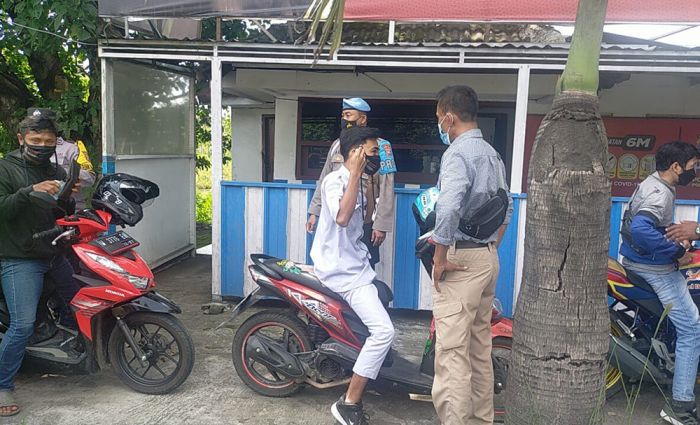 Operasi Aman Nusa, Polsek Magersari Bagi-Bagi Masker kepada Pengendara