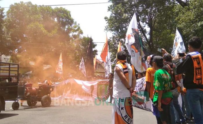 Ratusan Supporter Persibo Demo Tagih Janji Politik Bupati Anna
