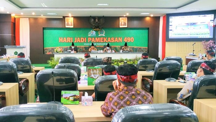DPRD Gelar Paripurna Hari Jadi Kabupaten Pamekasan ke-490 Pakai Pakaian Adat dan Bahasa Madura