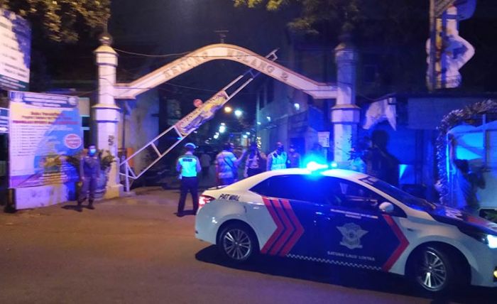 Terindikasi Covid-19, Jenazah Mantan Wali Kota Mojokerto Dimakamkan Sesuai Protkes Terindikasi Covid-19, Jenazah Mantan Wali Kota Mojokerto Dimakamkan Sesuai Protkes