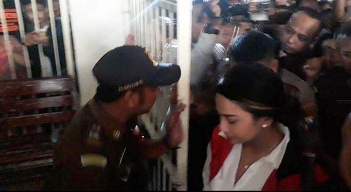 Jalani Sidang Perdana, Kuasa Hukum Vanessa Angel Minta Penangguhan Penahanan