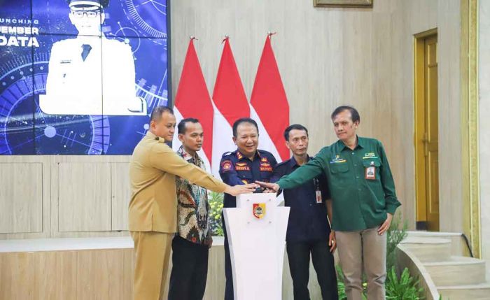 Pemkab Jember Serahkan Penghargaan Keterbukaan Informasi Publik Pemkab Jember Serahkan Penghargaan Keterbukaan Informasi Publik