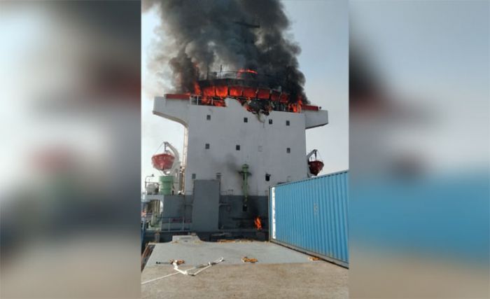 Antre Bongkar Muat, KM Tanto Ceria Terbakar di DUKS Maspion Manyar Antre Bongkar Muat, KM Tanto Ceria Terbakar di DUKS Maspion Manyar
