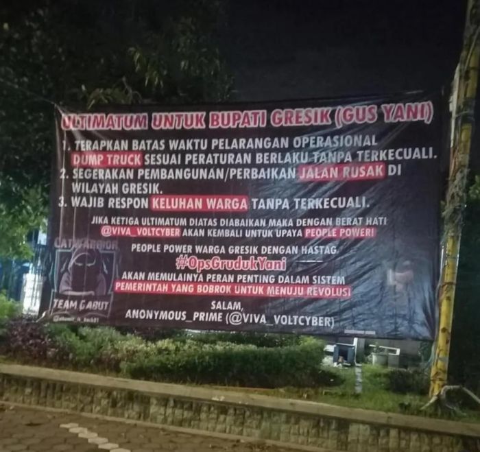 Viral! Sebuah Spanduk Besar di Gresik Kota Berisi Ultimatum Kepada Bupati Yani Viral! Sebuah Spanduk Besar di Gresik Kota Berisi Ultimatum Kepada Bupati Yani