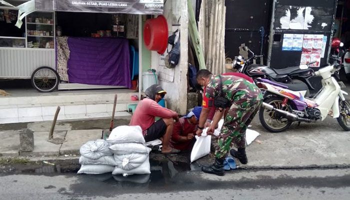 Antisipasi Banjir dan Sarang nyamuk, Babinsa Kandangan Surabaya Bersihkan Saluran Air Antisipasi Banjir dan Sarang nyamuk, Babinsa Kandangan Surabaya Bersihkan Saluran Air