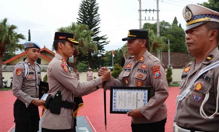 Hari Kesadaran Nasional 2024, Kapolres Batu Beri Penghargaan ke 8 Personel Berprestasi Hari Kesadaran Nasional 2024, Kapolres Batu Beri Penghargaan ke 8 Personel Berprestasi