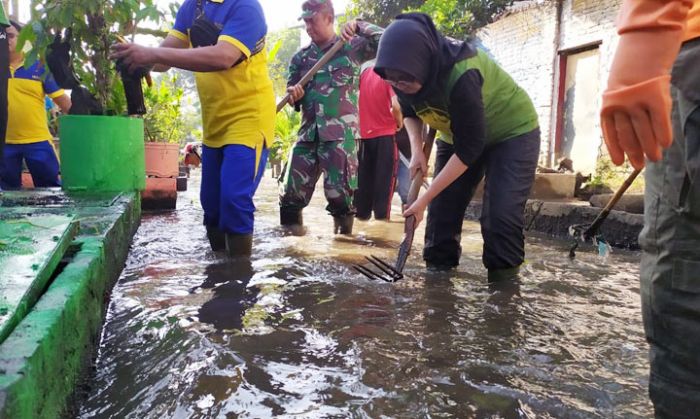 Bunda Indah dan Warga Bersih-bersih Kali Temi, Paling Banyak Ditemukan Sampah Pastik Bunda Indah dan Warga Bersih-bersih Kali Temi, Paling Banyak Ditemukan Sampah Pastik
