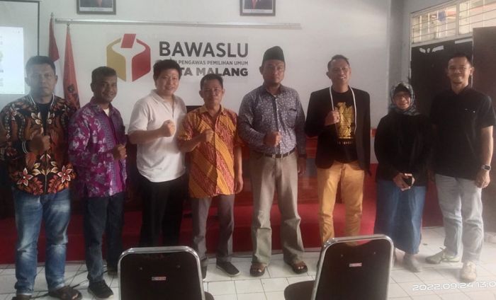 Sikapi Beredarnya Tabloid KBA, Barikade Gus Dur Kota Malang Datangi Kantor Bawaslu Sikapi Beredarnya Tabloid KBA, Barikade Gus Dur Kota Malang Datangi Kantor Bawaslu