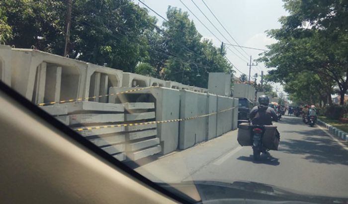 Terdampak Proyek Pedestrian, Warga Sooko Mojokerto Mulai Protes Terdampak Proyek Pedestrian, Warga Sooko Mojokerto Mulai Protes