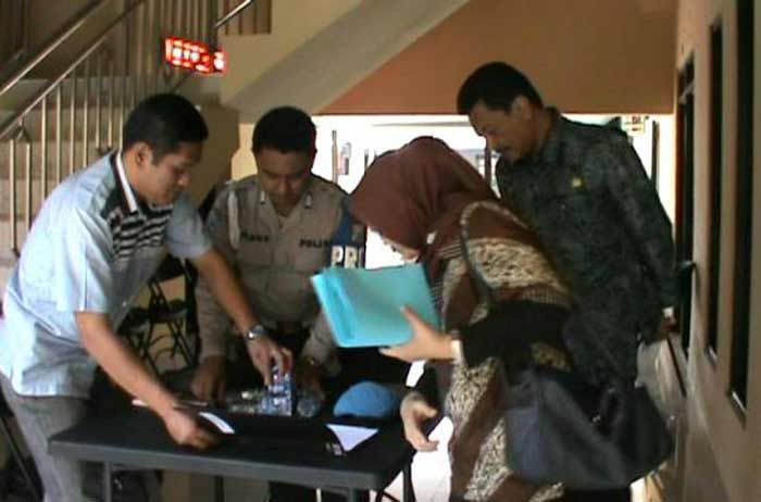 Kasus Bupati Mojokerto: KPK Periksa 11 Saksi, Amankan Satu Mobil Double Cabin Kasus Bupati Mojokerto: KPK Periksa 11 Saksi, Amankan Satu Mobil Double Cabin