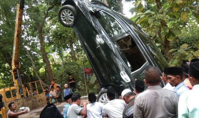 Mobil Rombongan Pengantin Masuk Jurang di Desa Pamoroh Pamekasan, Sopir Selamat