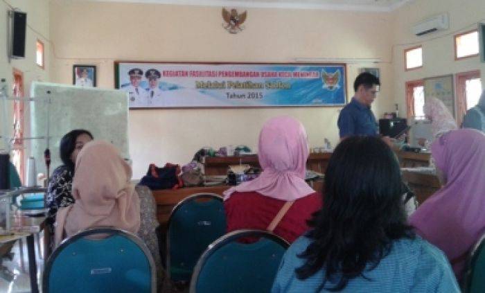 Warga Eks Lokalisasi Semampir Kota Kediri Ikuti Pelatihan Nyablon Warga Eks Lokalisasi Semampir Kota Kediri Ikuti Pelatihan Nyablon