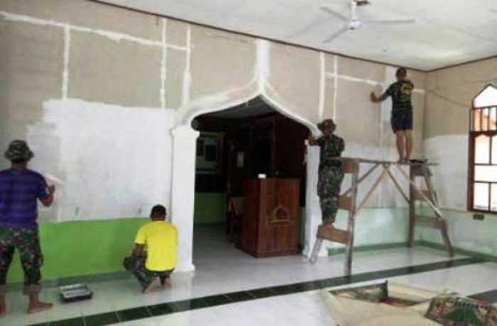 Sambut Idul Fitri 1438 H, TNI dan Warga Perbatasan Bersihkan Tempat Ibadah