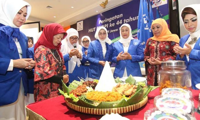 Khofifah Ajak IWAPI Turunkan Angka Kemiskinan di Jatim Khofifah Ajak IWAPI Turunkan Angka Kemiskinan di Jatim