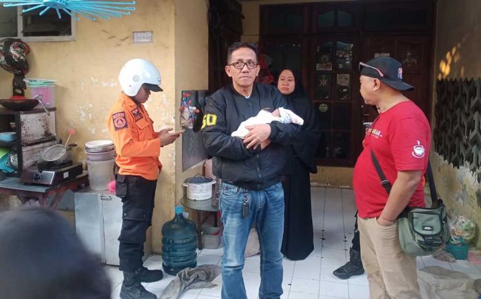 Bayi Terbungkus Jaket Gegerkan Warga Keputih Surabaya Bayi Terbungkus Jaket Gegerkan Warga Keputih Surabaya