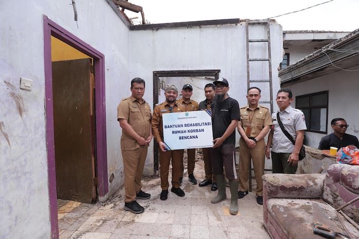 Wakil Wali Kota Batu Tinjau Lokasi Atap Ambruk di Kelurahan Sisir Wakil Wali Kota Batu Tinjau Lokasi Atap Ambruk di Kelurahan Sisir