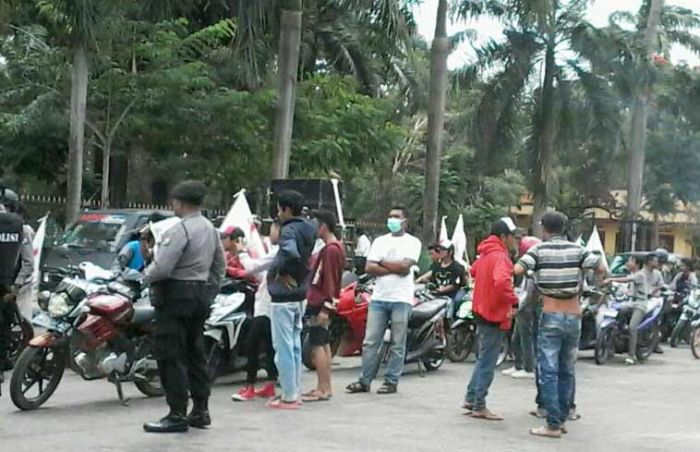 Tuding Ada Pungli dalam Program Prona, Puluhan Massa Demo BPN Pamekasan