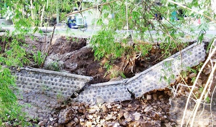 Diterjang Banjir, Plengsengan Sungai Kedunglarangan Bangil Pasuruan Ambrol 10 Meter