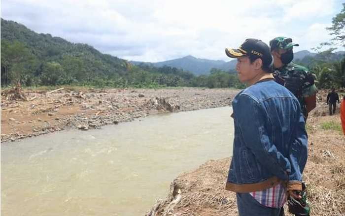 Bupati Arifin Tinjau Sungai Domerto yang Nyaris Rata dengan Tanah Bupati Arifin Tinjau Sungai Domerto yang Nyaris Rata dengan Tanah