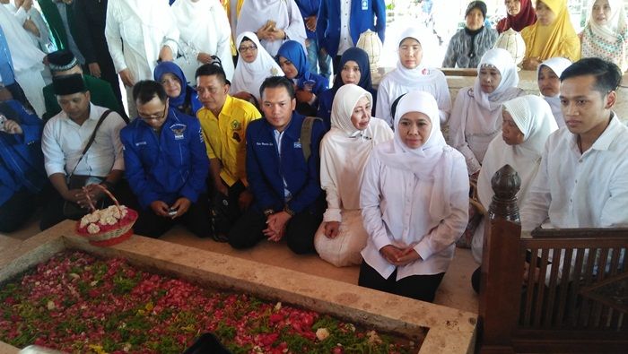 Berkunjung ke Makam Kakek Rivalnya, Khofifah: Yang Ikut Pilgub Cucunya Bukan Kakeknya Berkunjung ke Makam Kakek Rivalnya, Khofifah: Yang Ikut Pilgub Cucunya Bukan Kakeknya