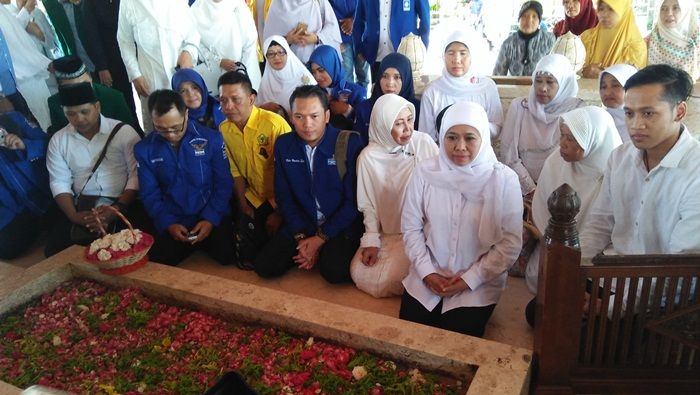 Berkunjung ke Makam Kakek Rivalnya, Khofifah: Yang Ikut Pilgub Cucunya Bukan Kakeknya